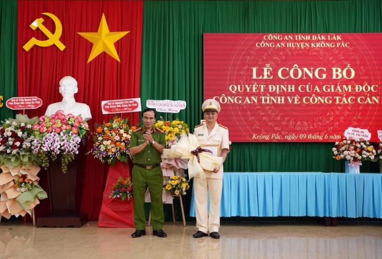 Đại tá Nguyễn Văn Bôn, Phó Bí thư Đảng uỷ, Phó Giám đốc Công an tỉnh tặng hoa chúc mừng tân Trưởng Công an huyện Krông Pắk.