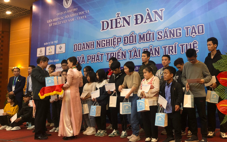 TSKH Phan Xuân Dũng và Ban tổ chức đã đại diện cho các mạnh thường quân là các doanh nghiệp, doanh nhân tại sự kiện trao quà cho các hộ gia đình chính sách, những hoàn cảnh éo le.