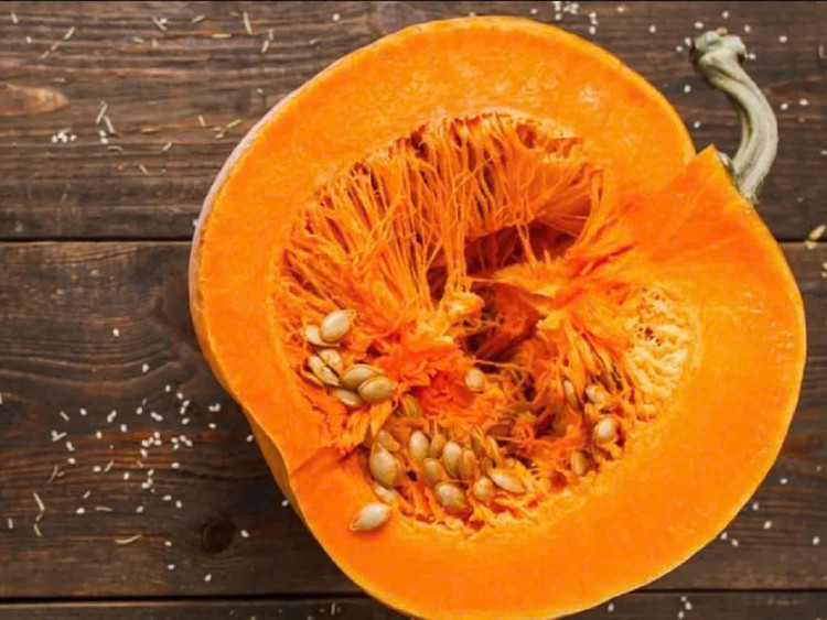 Bảo vệ tế bào gan khỏi tổn thương: Theo nghiên cứu được công bố trên Journal of Nutrition and Metabolism, bí đỏ chứa nhiều chất chống oxy hóa như: beta-carotene, vitamin C và vitamin E. Những chất này đóng vai trò quan trọng trong việc bảo vệ gan khỏi các tổn thương do gốc tự do gây ra, đặc biệt là trong môi trường có nhiều tác nhân gây độc như rượu bia và thực phẩm chế biến. Gốc tự do là các phân tử không ổn định có thể gây hại cho tế bào gan, làm tổn thương màng tế bào và cản trở quá trình giải độc. Chất chống oxy hóa từ bí đỏ giúp trung hòa các gốc tự do, từ đó giảm nguy cơ viêm gan và các bệnh lý liên quan đến tổn thương gan như xơ gan và viêm gan mạn tính. Ảnh minh họa