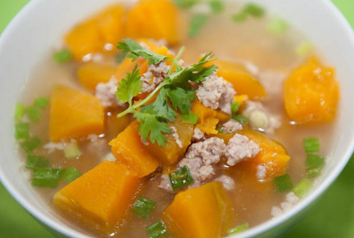 Bảo vệ làn da: Bí ngô chứa nhiều beta carotene, hoạt động như một chất chống nắng tự nhiên. Loại thực phẩm này có chứa vitamin C, E, cũng như lutein và zeaxanthin, có thể giúp giữ cho làn da của bạn khỏe mạnh. Sau khi ăn bí ngô, carotenoid được vận chuyển đến các cơ quan khác nhau bao gồm cả làn da. Tại đây, chúng giúp bảo vệ các tế bào da chống lại tác hại từ các tia UV có hại. Bí ngô cũng chứa nhiều vitamin C, rất cần thiết cho làn da khỏe mạnh. Cơ thể bạn cần loại vitamin này để tạo ra collagen, một loại protein giữ cho làn da luôn tươi trẻ. Ảnh minh họa