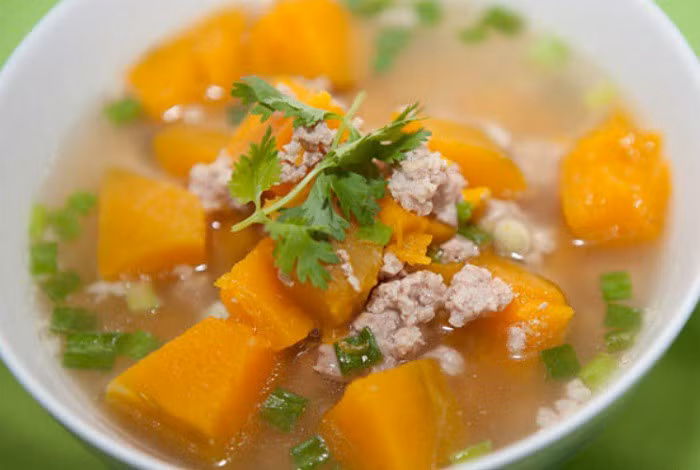 Bảo vệ làn da: Bí ngô chứa nhiều beta carotene, hoạt động như một chất chống nắng tự nhiên. Loại thực phẩm này có chứa vitamin C, E, cũng như lutein và zeaxanthin, có thể giúp giữ cho làn da của bạn khỏe mạnh. Sau khi ăn bí ngô, carotenoid được vận chuyển đến các cơ quan khác nhau bao gồm cả làn da. Tại đây, chúng giúp bảo vệ các tế bào da chống lại tác hại từ các tia UV có hại. Bí ngô cũng chứa nhiều vitamin C, rất cần thiết cho làn da khỏe mạnh. Cơ thể bạn cần loại vitamin này để tạo ra collagen, một loại protein giữ cho làn da luôn tươi trẻ. Ảnh minh họa