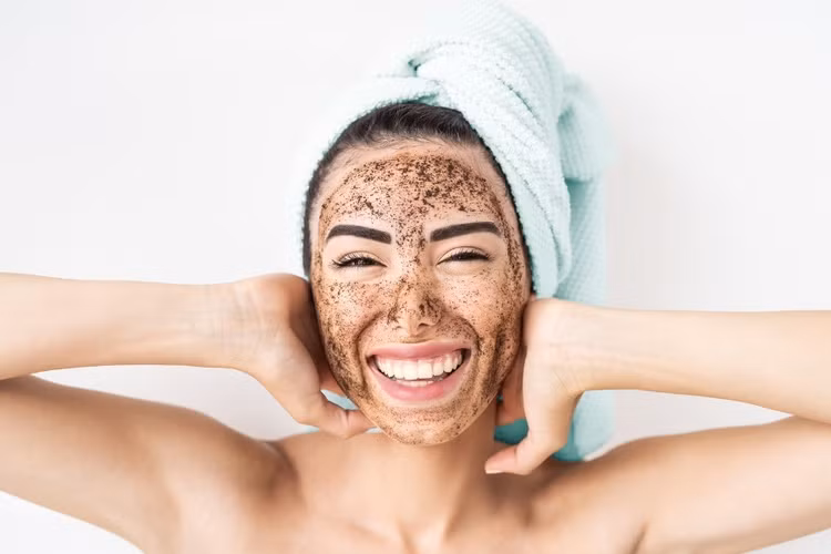 Nên tẩy tế bào chết 2 lần/tuần. Ảnh Internet