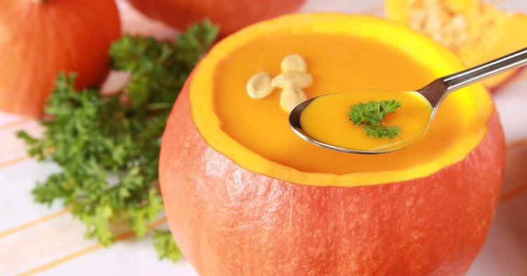 Bảo vệ thị lực: Thị lực giảm dần theo tuổi tác là điều khá phổ biến. Bí ngô rất giàu vitamin A- một loại vitamin cần thiết giúp duy trì thị lực tốt. Bí ngô cũng là một trong những nguồn cung cấp lutein và zeaxanthin tốt nhất, hai hợp chất có liên quan đến việc giảm nguy cơ thoái hóa điểm vàng do tuổi tác (AMD) và đục thủy tinh thể. Chúng còn chứa một lượng lớn vitamin C và E, có chức năng như chất chống oxy hóa và có thể ngăn ngừa các gốc tự do làm tổn hại tế bào mắt. Ảnh minh họa