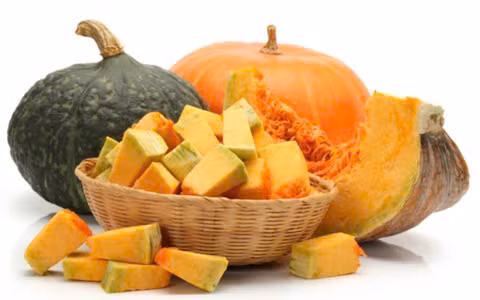 Hỗ trợ chức năng giải độc gan: Bí đỏ chứa nhiều chất xơ, giúp gan dễ dàng loại bỏ các chất độc hại ra khỏi cơ thể. Chất xơ không chỉ hỗ trợ tiêu hóa mà còn đóng vai trò quan trọng trong việc giúp gan thực hiện chức năng thải độc. Ảnh minh họa