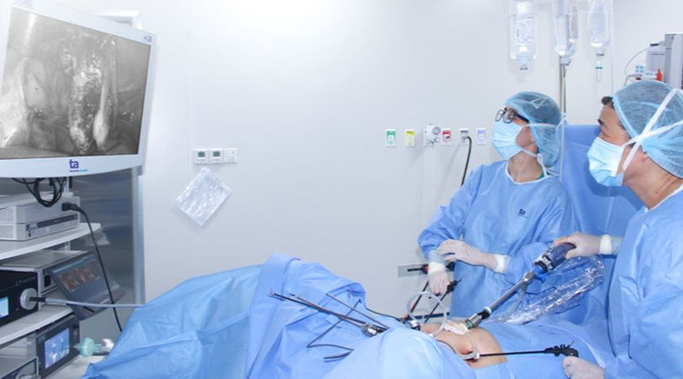 BS.CKII Nguyễn Bá Mỹ Nhi nội soi cắt tử cung, phần phụ cho cô gái mắc hội chứng Turner. Ảnh BVCC BS.CKII Nguyễn Bá Mỹ Nhi nội soi cắt tử cung, phần phụ cho cô gái mắc hội chứng Turner. Ảnh BVCC