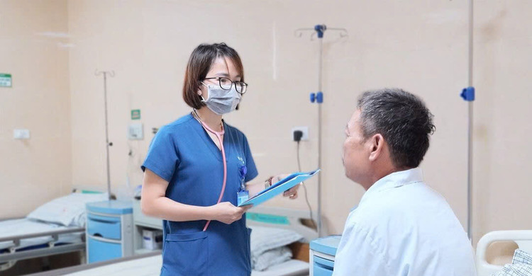 Bác sĩ đang khám cho bệnh nhân C. Ảnh BVCC