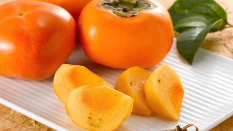 Hồng giòn là loại hồng ăn lúc trái chưa chín mềm nên rất giòn và có vị ngọt. Ảnh minh họa