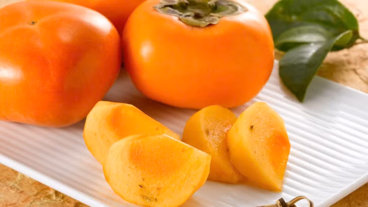 Hồng giòn là loại hồng ăn lúc trái chưa chín mềm nên rất giòn và có vị ngọt. Ảnh minh họa