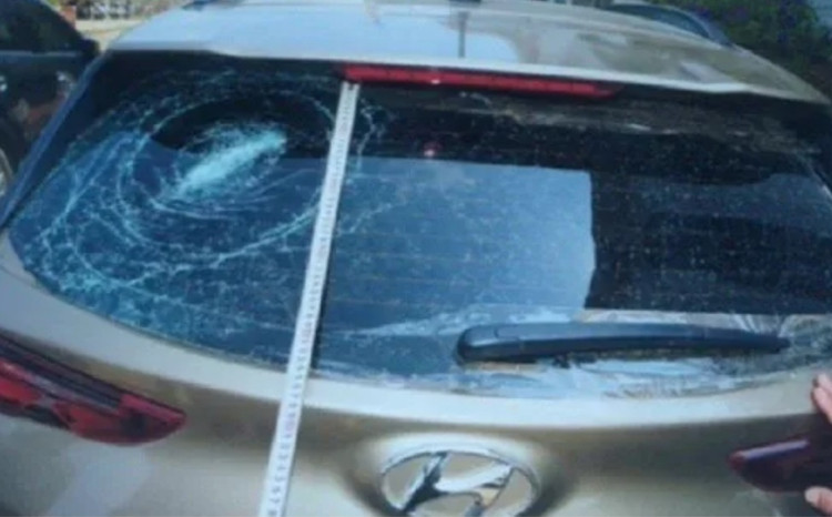 Chiếc xe bị các đối tượng ném đá và dùng rìu chém bể kính.