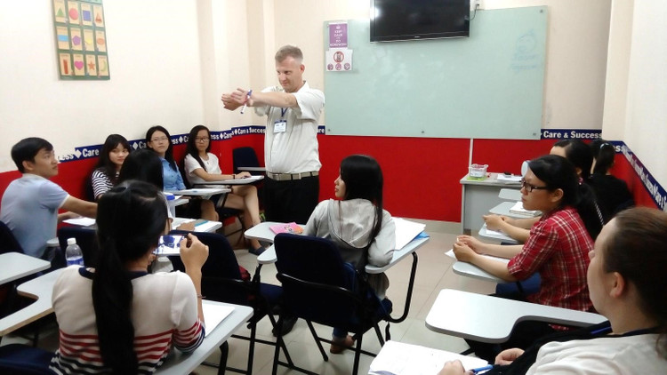 Học tập, tham gia các sự kiện có sử dụng tiếng Anh giúp cải thiện kỹ năng nghe, nói cho sinh viên.