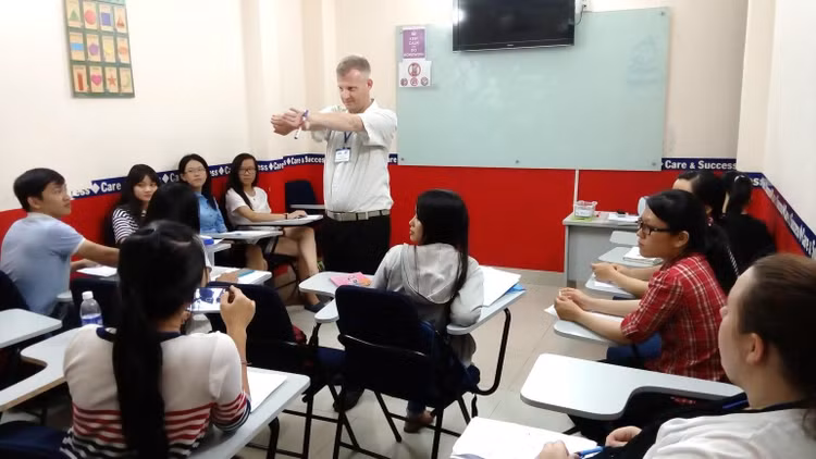 Học tập, tham gia các sự kiện có sử dụng tiếng Anh giúp cải thiện kỹ năng nghe, nói cho sinh viên.