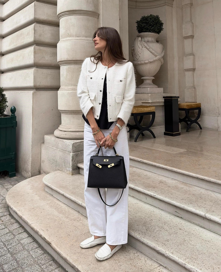 Áo khoác vải tweed tông màu trắng sẽ giúp chị em tạo nên những set trang phục long lanh, sang trọng nhưng vẫn tinh tế. Khi kết hợp áo khoác vải tweed với quần jeans trắng, áo đen và giày loafer trắng sẽ có được vẻ ngoài trẻ trung, năng động.