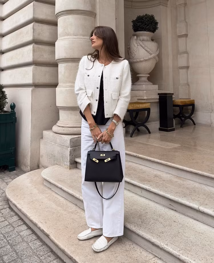 Áo khoác vải tweed tông màu trắng sẽ giúp chị em tạo nên những set trang phục long lanh, sang trọng nhưng vẫn tinh tế. Khi kết hợp áo khoác vải tweed với quần jeans trắng, áo đen và giày loafer trắng sẽ có được vẻ ngoài trẻ trung, năng động.