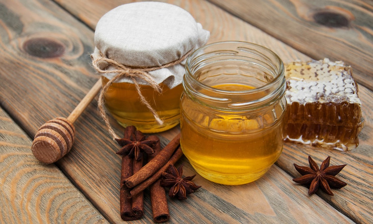 Cả mật ong và quế đều có đặc tính chống viêm và chống vi khuẩn. Ảnh minh họa