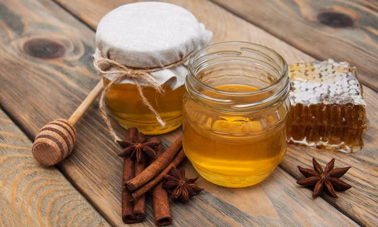 Cả mật ong và quế đều có đặc tính chống viêm và chống vi khuẩn. Ảnh minh họa Cả mật ong và quế đều có đặc tính chống viêm và chống vi khuẩn. Ảnh minh họa