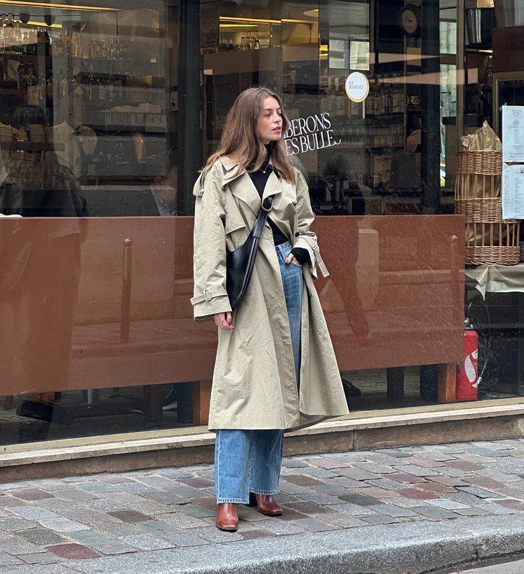 Áo khoác trench coat cũng là món thời trang phù hợp với phong cách tối giản. Mẫu áo này vừa có nét phóng khoáng, trẻ trung, vừa ghi điểm thanh lịch. Áo khoác trench coat kết hợp ăn ý với áo thun đen, quần jeans xanh và mang đến cho người mặc bộ trang phục chuẩn sành điệu.