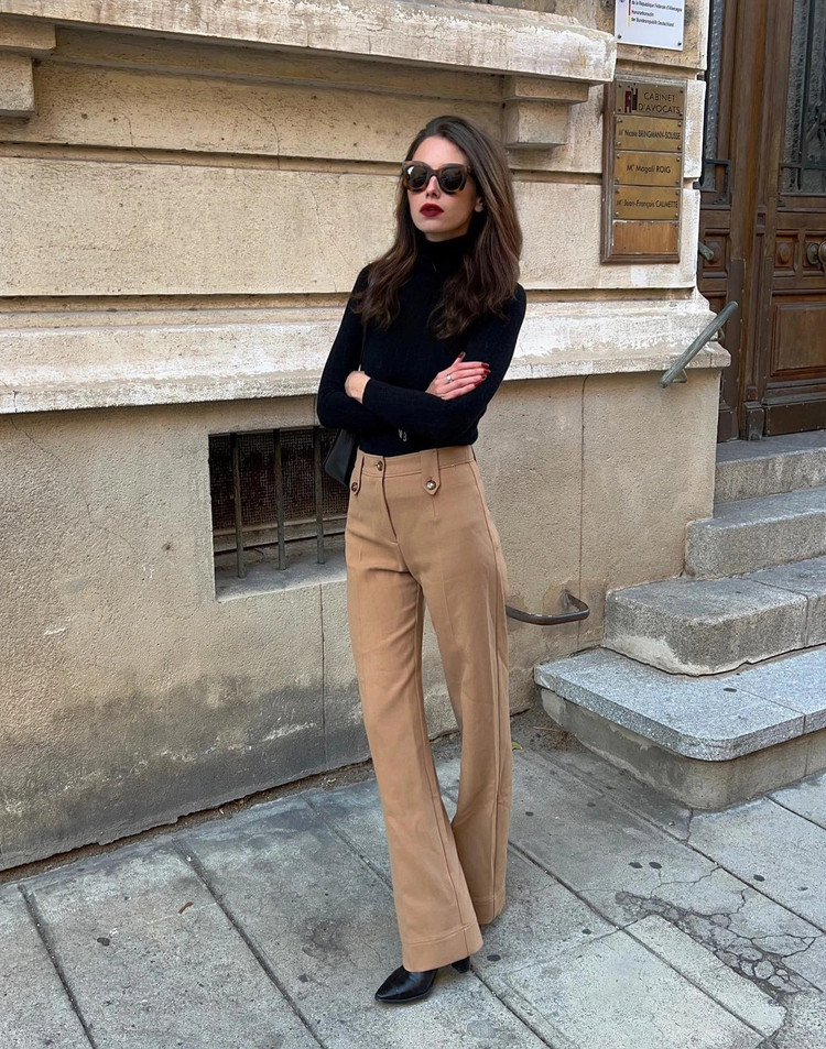 Áo cổ lọ màu đen là món thời trang cơ bản nhất trong tủ đồ mùa đông. Quý cô người Pháp trên đã diện mẫu áo cùng quần màu be để vẻ ngoài trẻ trung hơn mà vẫn có sự trang nhã.