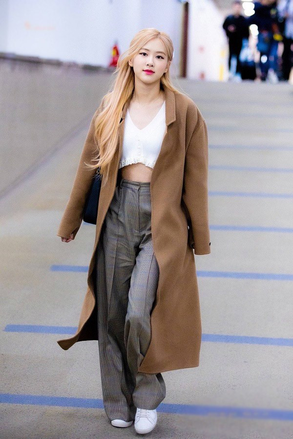 Áo khoác dạ dáng dài được coi là món thời trang đẹp kinh điển, mùa lạnh nào cũng &quot;hot&quot;. Ảnh minh họa