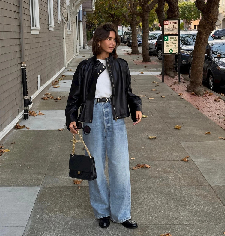 Áo khoác da đang là một trong những món thời trang &quot;hot&quot; nhất mùa đông 2023. Kiểu áo khoác này vốn dĩ đã nổi bật nên quý cô người Pháp trên không phối đồ quá cầu kỳ. Kết hợp áo khoác da với áo thun trắng, quần jeans xanh và giày loafer đen để tạo nên bộ trang phục trẻ trung, tinh tế.