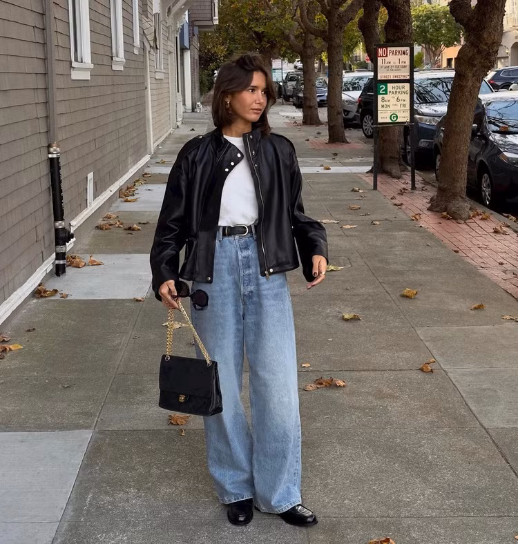 Áo khoác da đang là một trong những món thời trang "hot" nhất mùa đông 2023. Kiểu áo khoác này vốn dĩ đã nổi bật nên quý cô người Pháp trên không phối đồ quá cầu kỳ. Kết hợp áo khoác da với áo thun trắng, quần jeans xanh và giày loafer đen để tạo nên bộ trang phục trẻ trung, tinh tế.