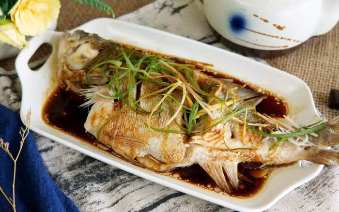 Hỗ trợ trái tim khỏe mạnh: Tiêu thụ cá vược giúp cân bằng lượng axit béo omega-6 và omega-3 trong cơ thể. Ngoài ra, thói quen này có thể giúp ta duy trì sự cân bằng cholesterol và ngăn ngừa nguy cơ xơ vữa động mạch, béo phì cũng như bệnh tim mạch vành. Đồng thời, cũng làm giảm căng thẳng cho tim và động mạch. Ảnh minh họa