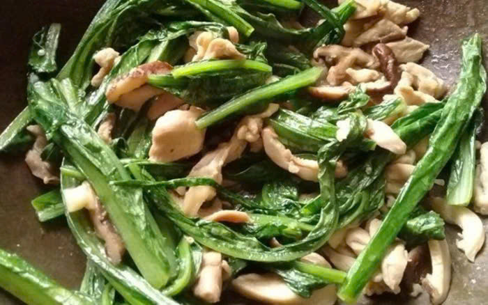 Cải thiện sức khỏe hệ xương khớp: Vitamin K hỗ trợ rất lớn trong việc củng cố sự chắc khỏe của xương. Nó kích thích cơ thể đẩy nhanh quá trình tích lũy canxi. Từ đó, ngăn chặn các bệnh về xương như: Loãng xương, đau nhức xương khớp,... ở tuổi trung niên và tuổi già. Nhờ có vitamin K, các tế bào thần kinh ở não cũng hạn chế bị tổn thương, giúp bạn tránh xa căn bệnh Alzheimer. Ảnh minh họa