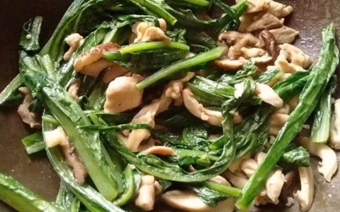 Cải thiện sức khỏe hệ xương khớp: Vitamin K hỗ trợ rất lớn trong việc củng cố sự chắc khỏe của xương. Nó kích thích cơ thể đẩy nhanh quá trình tích lũy canxi. Từ đó, ngăn chặn các bệnh về xương như: Loãng xương, đau nhức xương khớp,... ở tuổi trung niên và tuổi già. Nhờ có vitamin K, các tế bào thần kinh ở não cũng hạn chế bị tổn thương, giúp bạn tránh xa căn bệnh Alzheimer. Ảnh minh họa