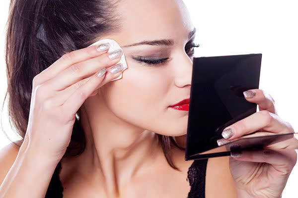 Sai lầm khi tẩy trang, khiến da "xuống cấp không phanh" Ảnh minh họa