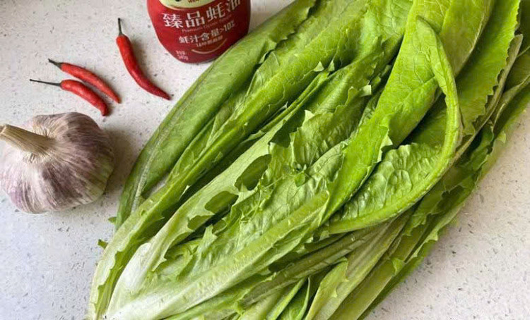 Hỗ trợ giảm cân: 100g rau diếp thơm chỉ chứa 15 calo. Hàm lượng calo thấp cùng với chất xơ dồi dào giúp bạn nhanh no, làm giảm cảm giác thèm ăn. Nhờ thế, hỗ trợ quá trình giảm cân, kiểm soát lượng thức ăn nạp vào cơ thể. Ảnh minh họa