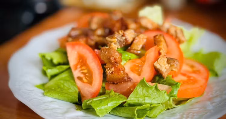 Cải thiện miễn dịch: Rau diếp rất giàu vitamin C nên có thể tăng cường sức khỏe của hệ miễn dịch. Rau diếp thơm lại rất lành tính, ít gây dị ứng nên rất phù hợp với những người cần được phục hồi sau phẫu thuật. Ảnh minh họa