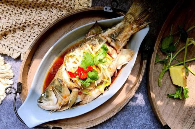 Điều trị các bệnh về mắt: Loại cá này cũng chứa một lượng lớn Vitamin A. Đó là một chất chống oxy hóa có liên quan đến thị lực và sức khỏe của mắt. Nó giúp ngăn ngừa thiệt hại của các gốc tự do có thể dẫn đến đục thủy tinh thể và thoái hóa điểm vàng bằng cách thúc đẩy tầm nhìn. Ảnh minh họa