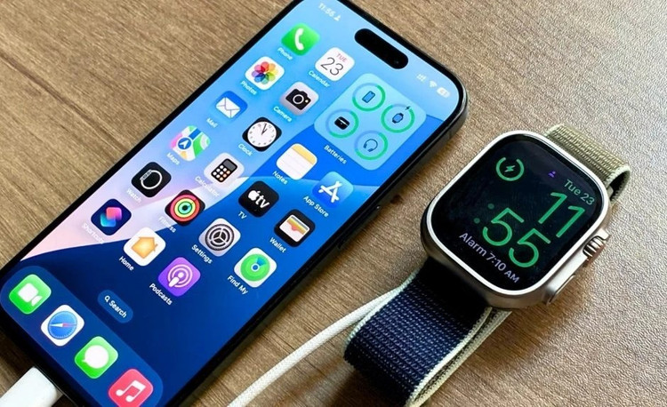 iPhone 15 có thể sạc ngược cho Apple Watch. Ảnh BRG