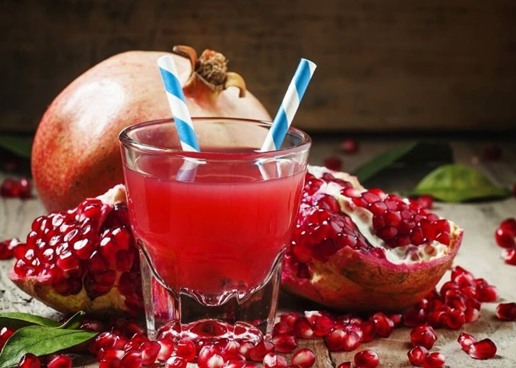 Lựu là trái cây nổi tiếng vì có lượng vitamin C và chất chống oxy hóa cao hỗ trợ miễn dịch giúp bạn nhanh chóng phục hồi sau khi ốm. Hạt trong quả lựu cũng được cho là có tác dụng giảm sưng tấy.