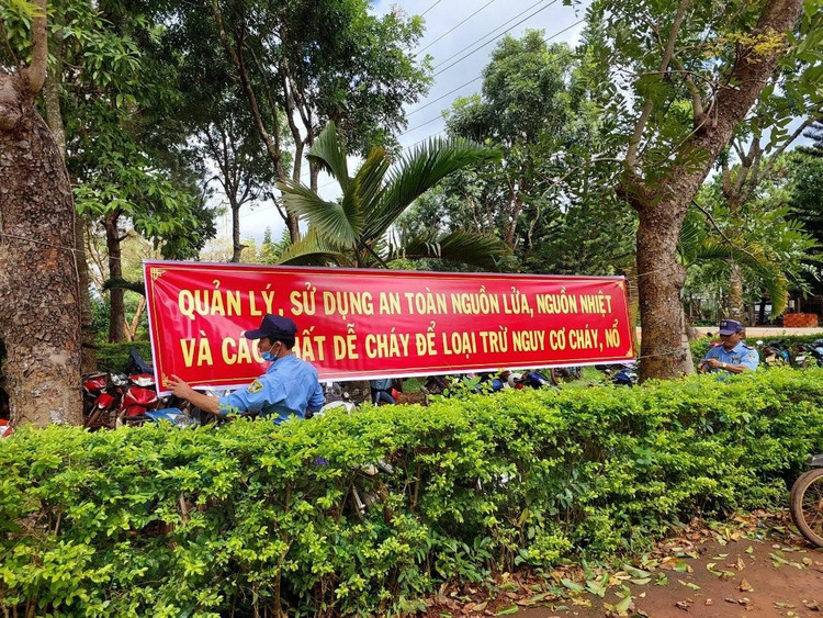 Vận động các cơ sở kinh doanh, sản xuất treo băng rôn PCCC.