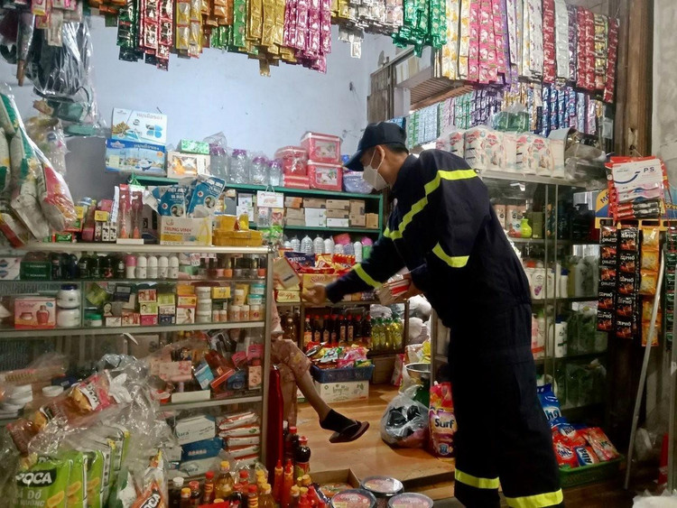 Phát tờ rơi an toàn PCCC tại các địa điểm chợ.