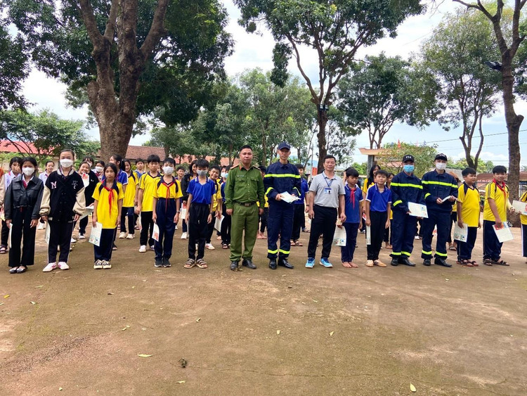 Công an huyện Ea H’Leo tổ chức tuyên truyền về công tác PCCC tại các trường học trên địa bàn huyện.