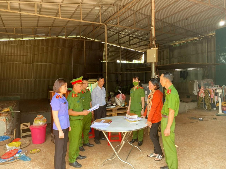 Cơ quan chức năng thực hiện quyết định khởi tố bị can, lệnh bắt tạm giam đối với bà Nguyễn Thị Thúy Kiều. Cơ quan chức năng thực hiện quyết định khởi tố bị can, lệnh bắt tạm giam đối với bà Nguyễn Thị Thúy Kiều.