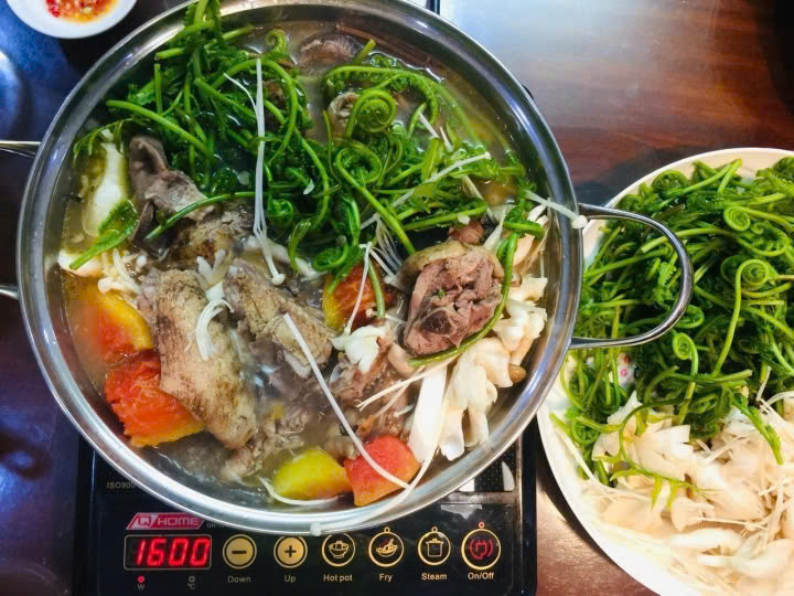 Trong khoảng tháng 8 đến tháng 11, đọt choại cùng với các loại rau dân dã khác là bông điên điển, lá sầu đâu, bồn bồn, kèo nèo... là món ăn đậm đà hương vị miền Tây cho những ai đã một lần thưởng thức. Ảnh Internet