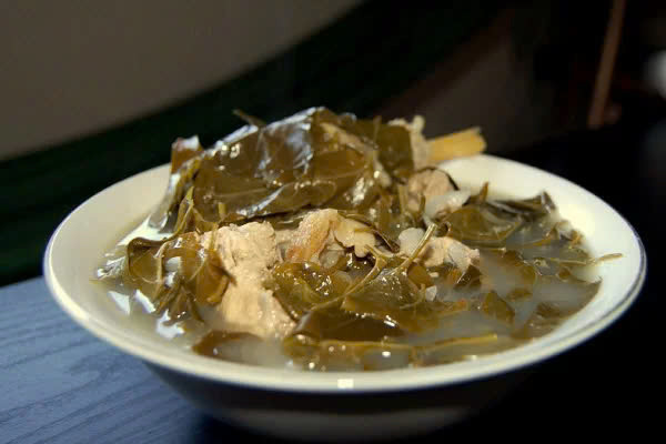 Chủ trị: Thân được dùng để trị các bệnh về đường tiết niệu (viêm thận mãn, viêm đường tiết niệu, sỏi thận, sỏi bàng quang,…). Lá dùng ngoài trị lở ngứa, mụn nhọt, viêm da có mủ. Dùng trong trị đau dạ dày, phong thấp, viêm ruột ăn uống khó tiêu, đau nhức người, bụng đầy trướng,… Ảnh Ineternet