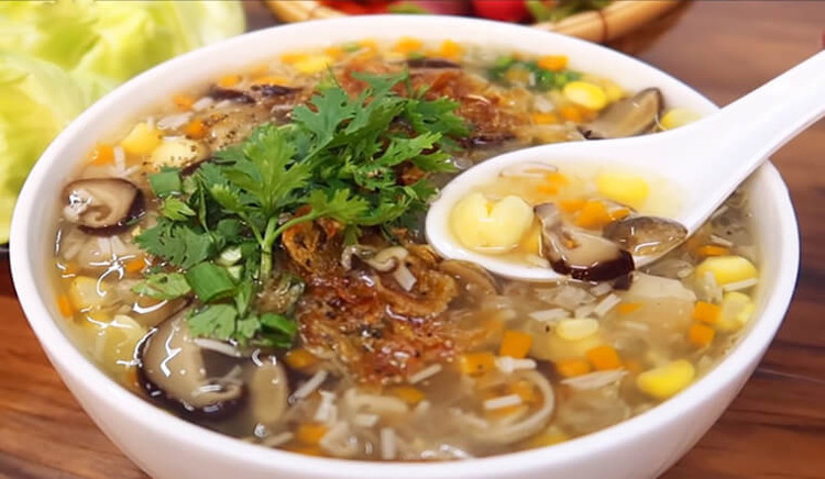 Súp gà có tác dụng chống viêm, được dùng như một bài thuốc điều trị viêm đường hô hấp trên có triệu chứng. Sử dụng súp gà có thể giúp bạn thông đường thở và giảm các triệu chứng đau họng.