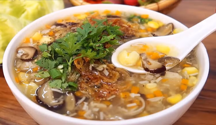 Súp gà có tác dụng chống viêm, được dùng như một bài thuốc điều trị viêm đường hô hấp trên có triệu chứng. Sử dụng súp gà có thể giúp bạn thông đường thở và giảm các triệu chứng đau họng.