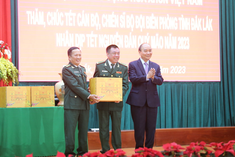 Chủ tịch nước tặng quà các đơn vị bộ đội biên phòng.