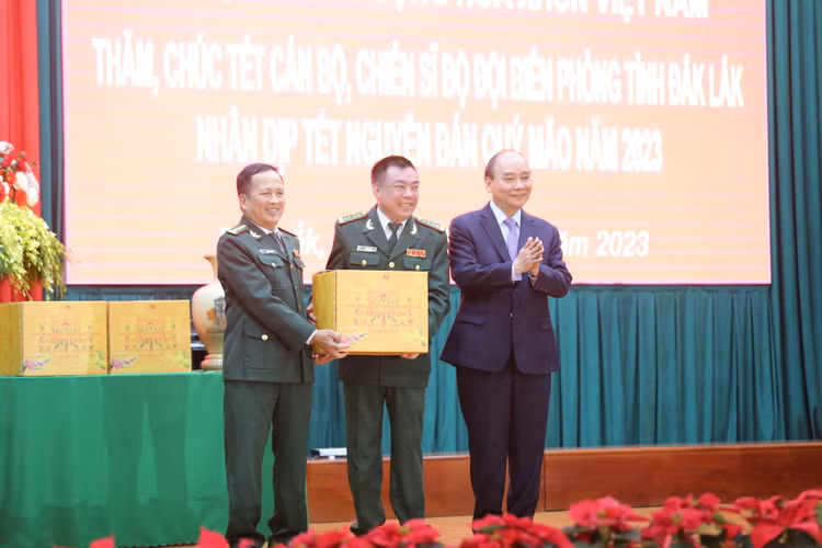 Chủ tịch nước tặng quà các đơn vị bộ đội biên phòng.