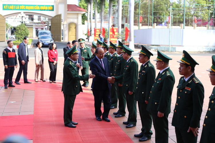 Chủ tịch nước Nguyễn Xuân Phúc thăm lực lượng biên phòng tỉnh Đắk Lắk.