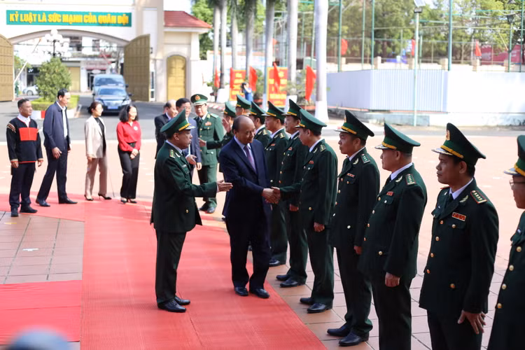Chủ tịch nước Nguyễn Xuân Phúc thăm lực lượng biên phòng tỉnh Đắk Lắk.