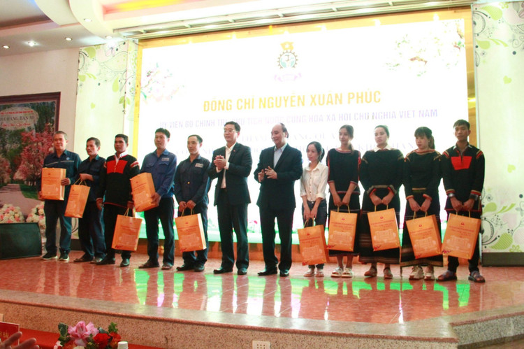 Chủ tịch nước tặng quà cho công nhân lao động khó khăn ở Đắk Lắk.