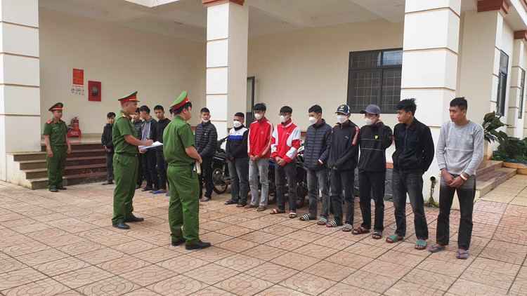 Nhóm thiếu niên mang hung khí đi giải quyết mâu thuẫn tại cơ quan công an.