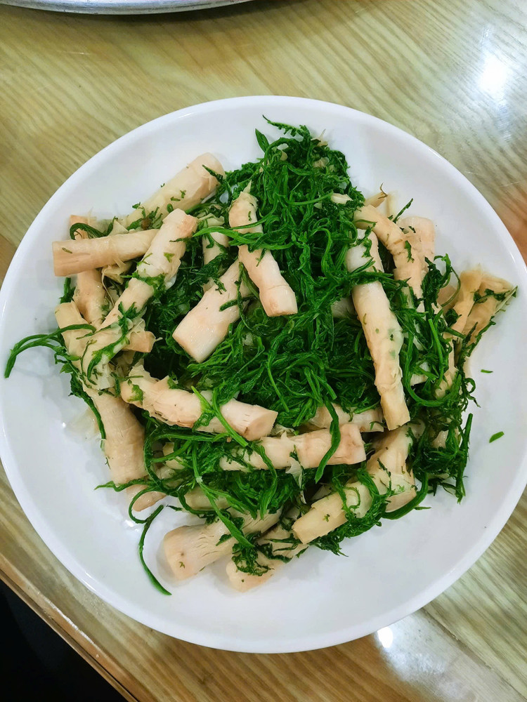 Khi mới được hái, ngọn rau thối rất giòn nhưng càng để lâu độ giòn và mùi hôi càng giảm đi do tinh dầu đã bay bớt. Việc mùi hôi bay bớt cũng là điều may mắn, bởi các thực khách miền xuôi muốn nếm thử cũng dễ dàng thích nghi với món ăn hơn. Ảnh Internet