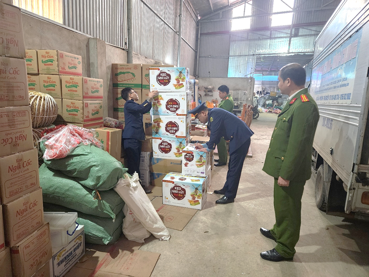 Lực lượng chức năng khám kho hàng bánh kẹo, mứt Tết có dấu hiệu vi phạm