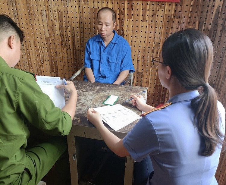 Đối tượng Trần Đình L tại cơ quan điều tra Công an thành phố Gia Nghĩa.